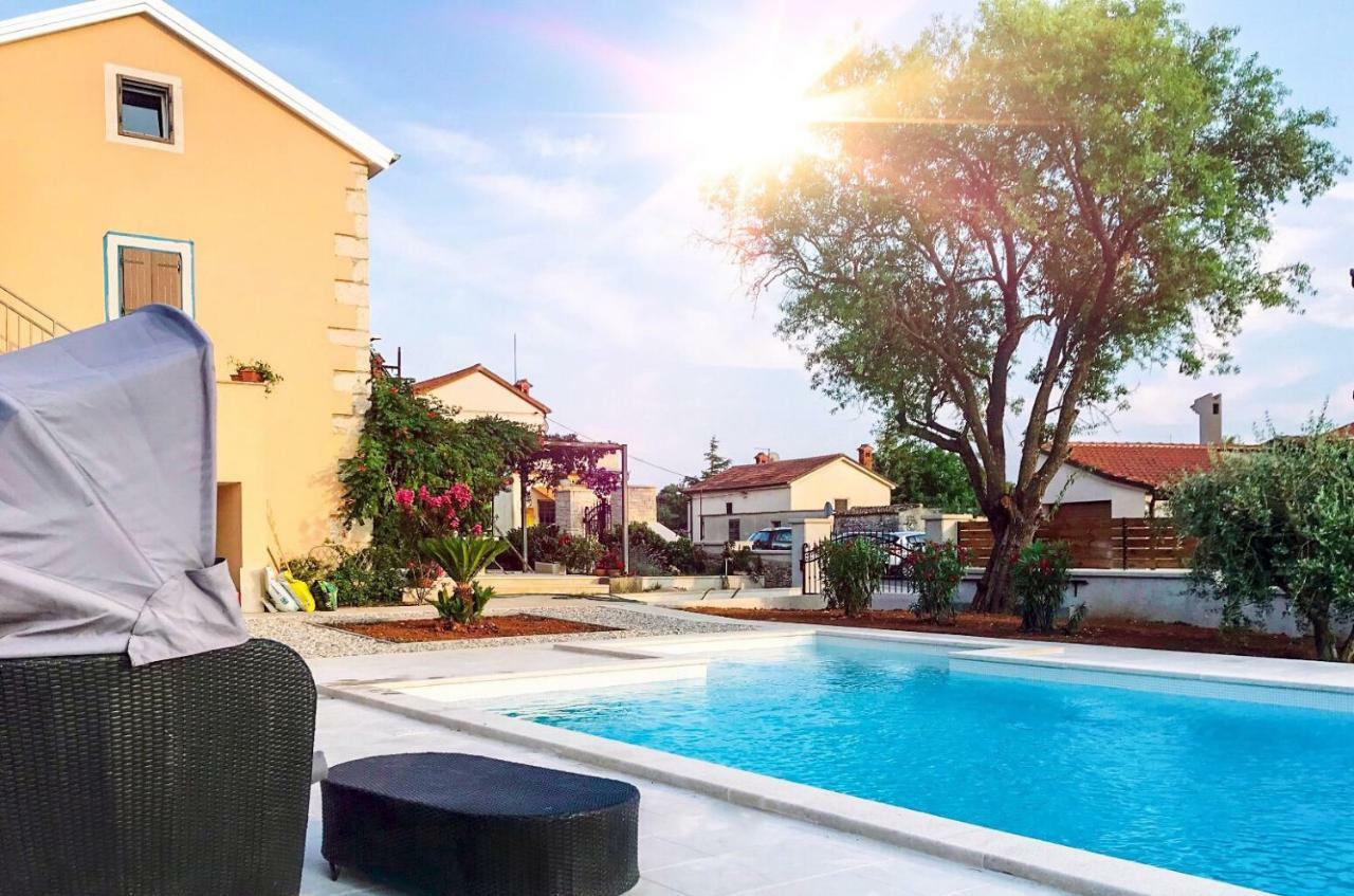 Apartments Borghetto Vinkuran Bagian luar foto
