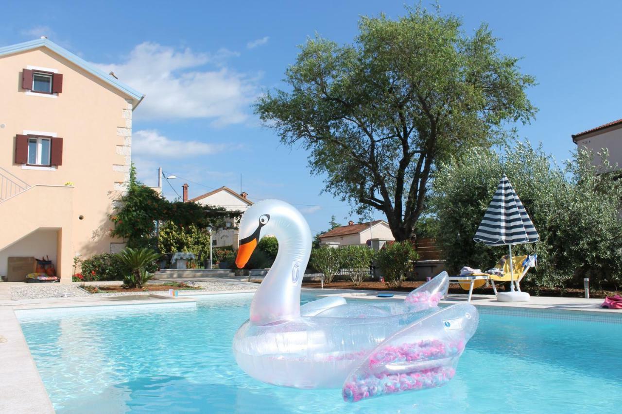 Apartments Borghetto Vinkuran Bagian luar foto