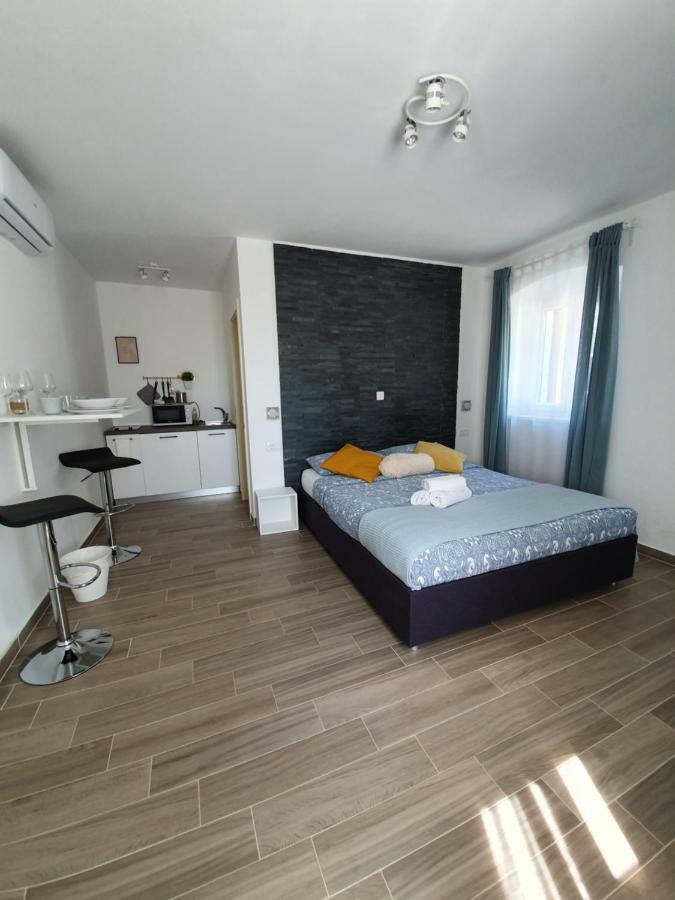 Apartments Borghetto Vinkuran Bagian luar foto